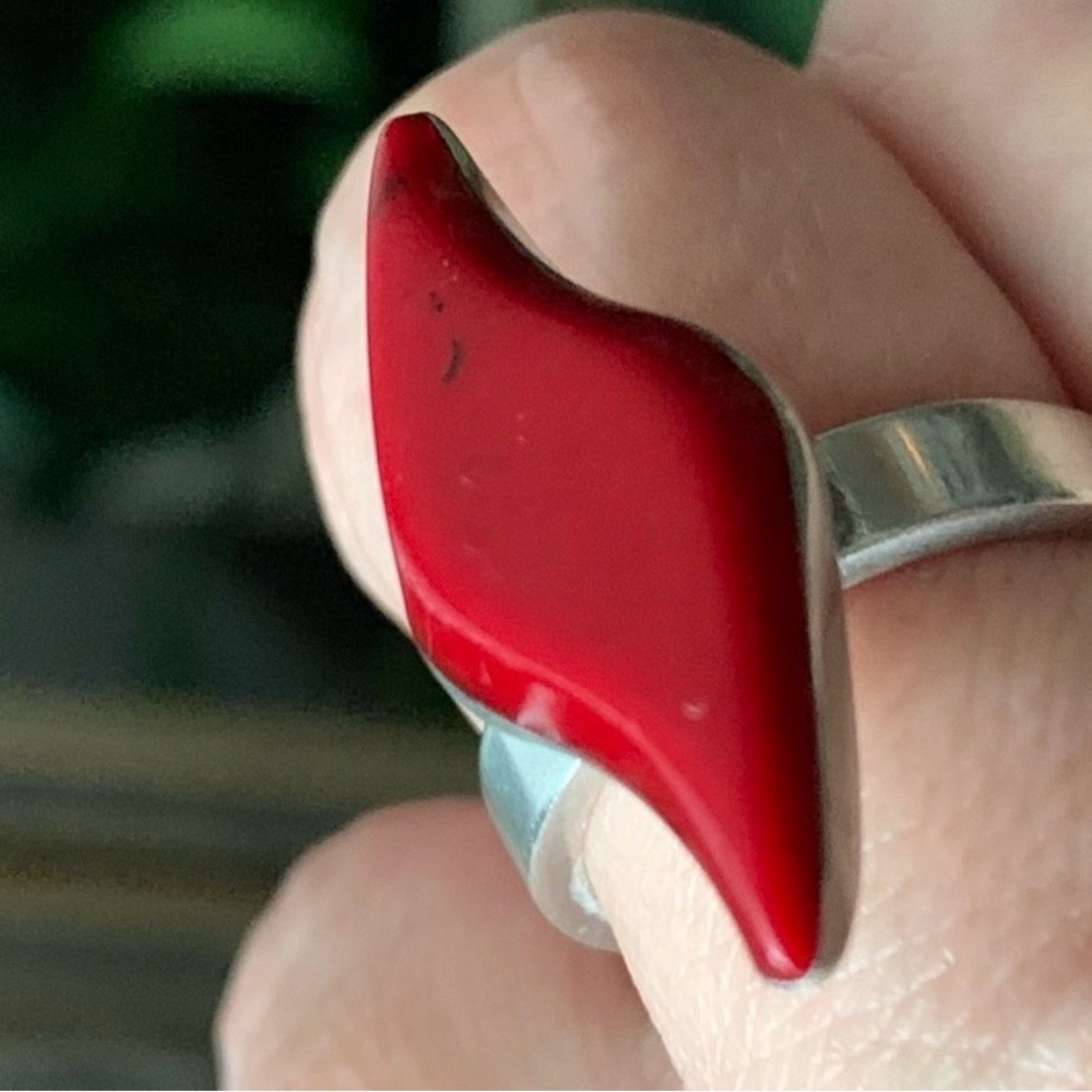 Vintage-inspired flame-shaped ring featuring a semi-precious red onyx stone set